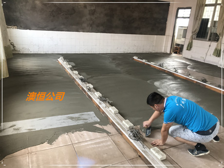 在瓷砖面上批刮澳恒专用胶泥