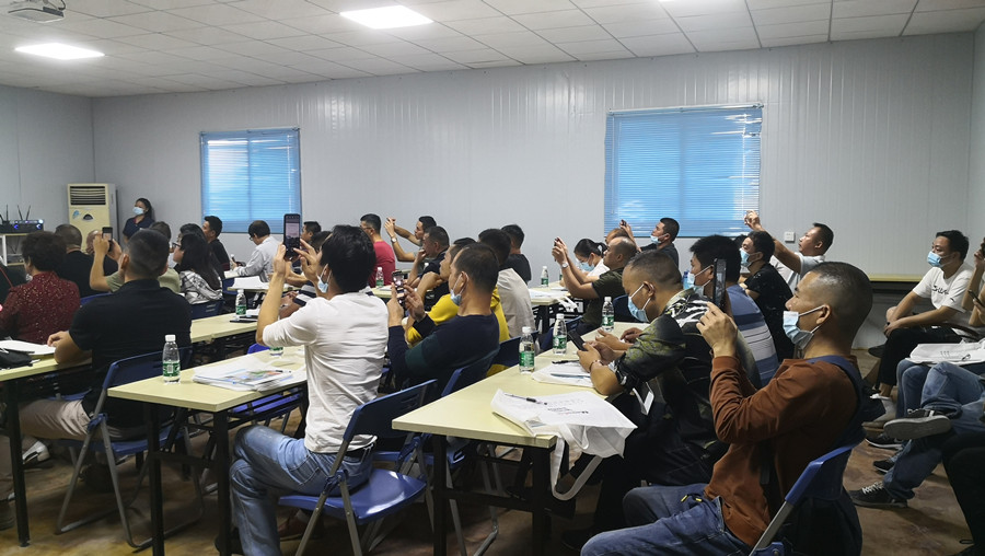 学员认真听讲、做笔记