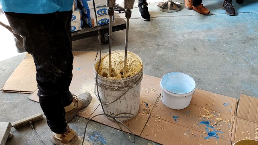 用双杆搅拌机充分搅拌砂浆