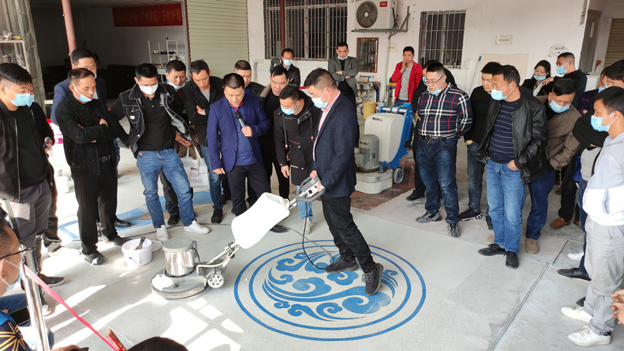 学员使用晶面机抛光