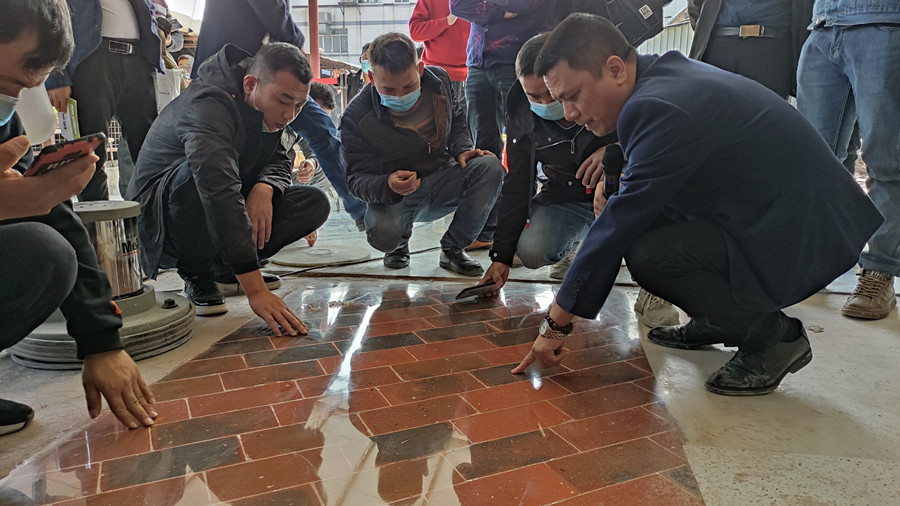 红砖地面固化成镜