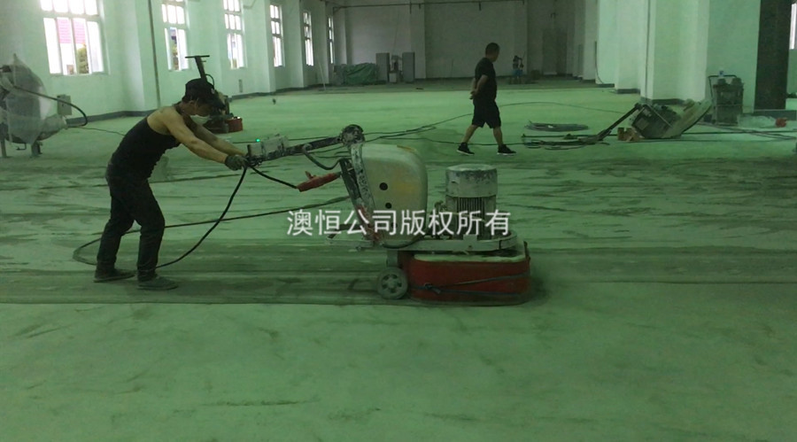 用研磨机对地面进行整体研磨 用研磨机对地面进行整体研磨