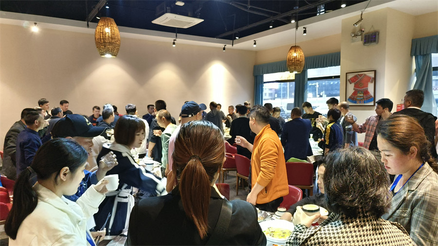 学员聚餐，相互讨论交流