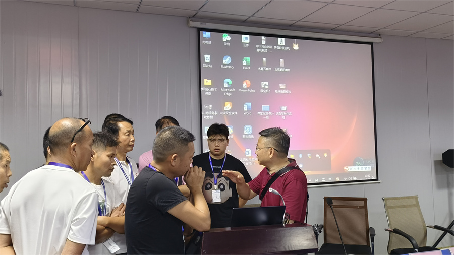 学员与老师交流互动